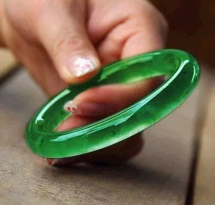 翡翠手鐲戴左手還是右手？四方面教你理解戴法