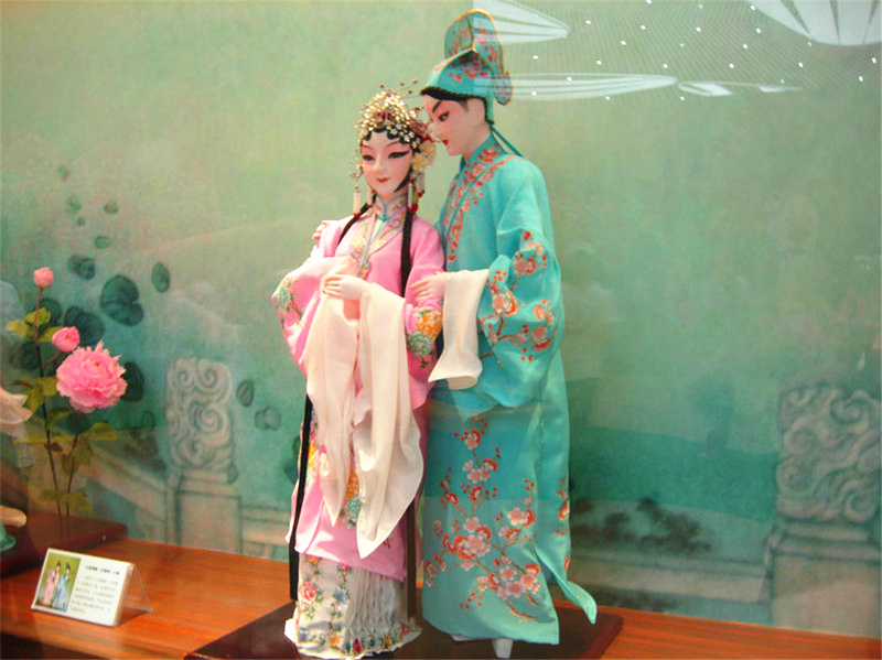 中國傳統(tǒng)工藝品，絹人