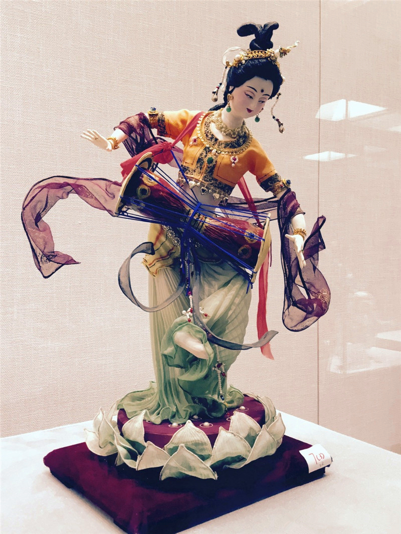 中國傳統(tǒng)工藝品，絹人