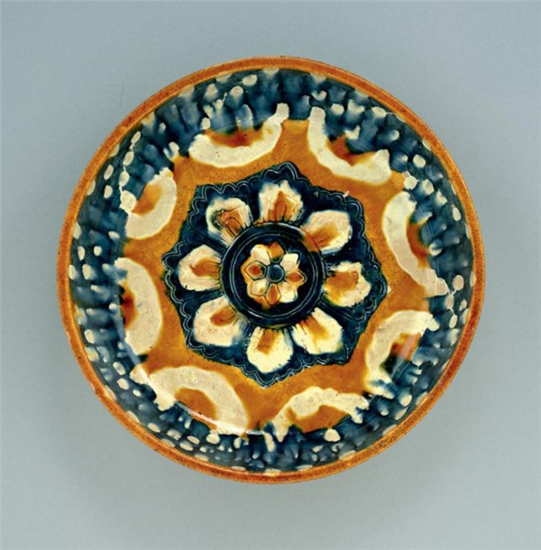 唐三彩色彩鮮明的彩盤(pán)