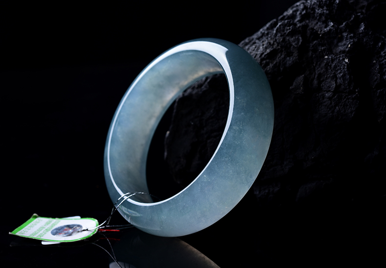 玻璃種翡翠手鐲水潤透亮古典美