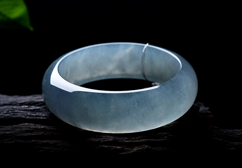 玻璃種翡翠手鐲水潤(rùn)透亮古典美