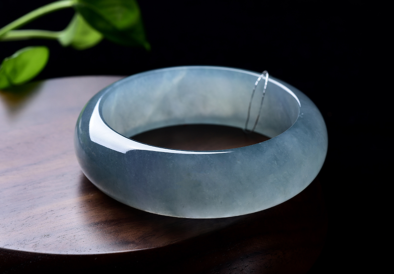 玻璃種翡翠手鐲水潤透亮古典美