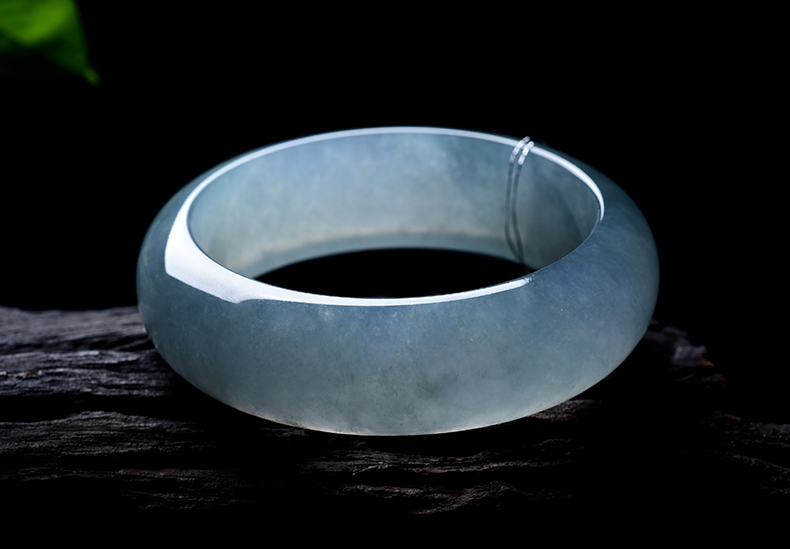 玻璃種翡翠手鐲水潤(rùn)透亮古典美