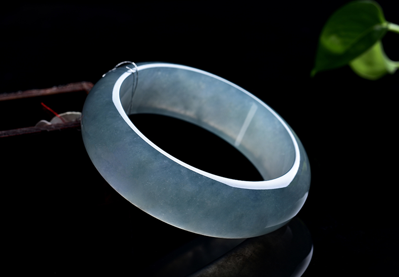 玻璃種翡翠手鐲水潤(rùn)透亮古典美