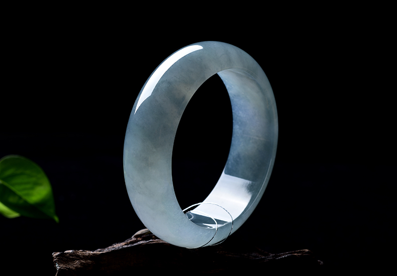 玻璃種翡翠手鐲水潤透亮古典美