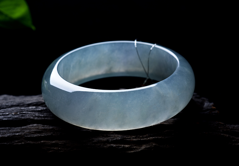 玻璃種翡翠手鐲水潤(rùn)透亮古典美