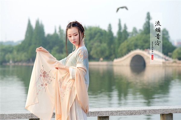 傳統(tǒng)日常原創(chuàng)襦裙?jié)h服坦領雪紡對襟繡花