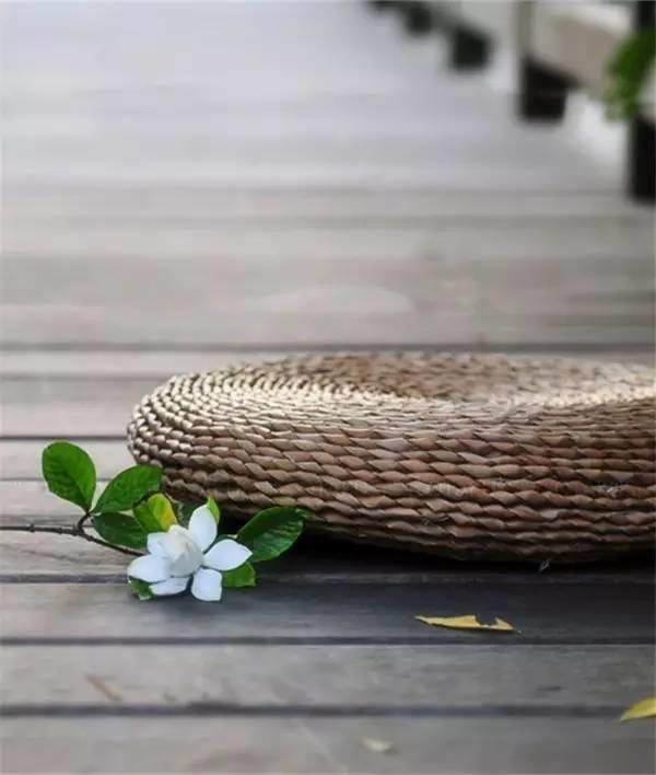 品茶牌佛之常用物，蒲團(tuán)