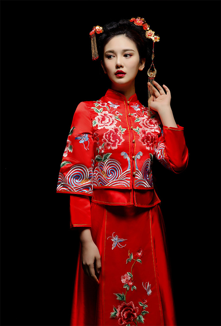 中式新娘禮服嫁衣，龍鳳褂富貴牡丹