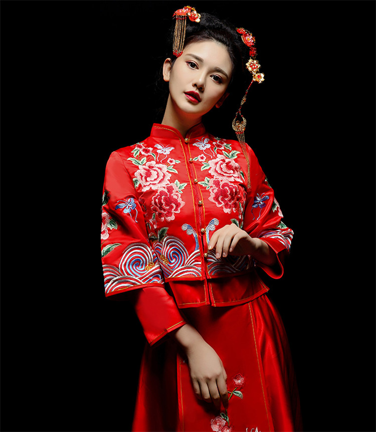 中式新娘禮服嫁衣，龍鳳褂富貴牡丹