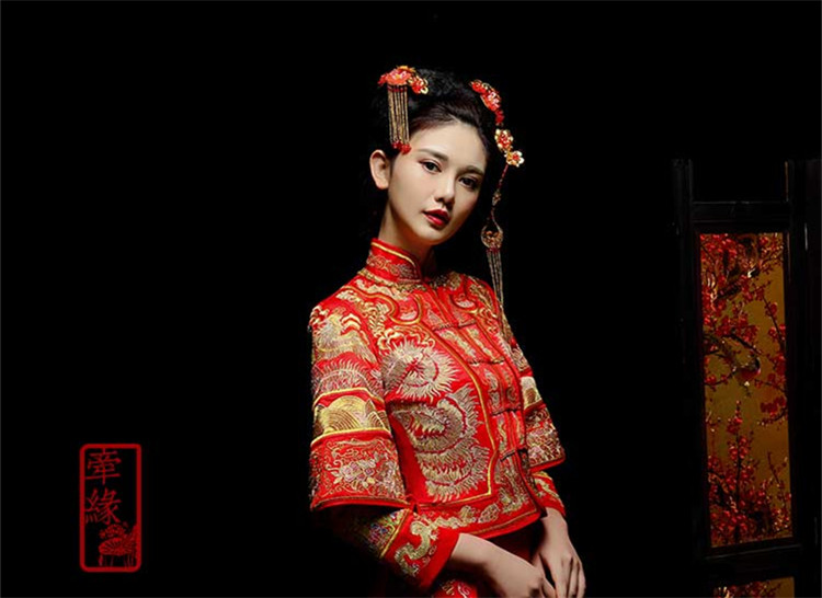新娘中式紅裝禮服，龍鳳繡花唐裝