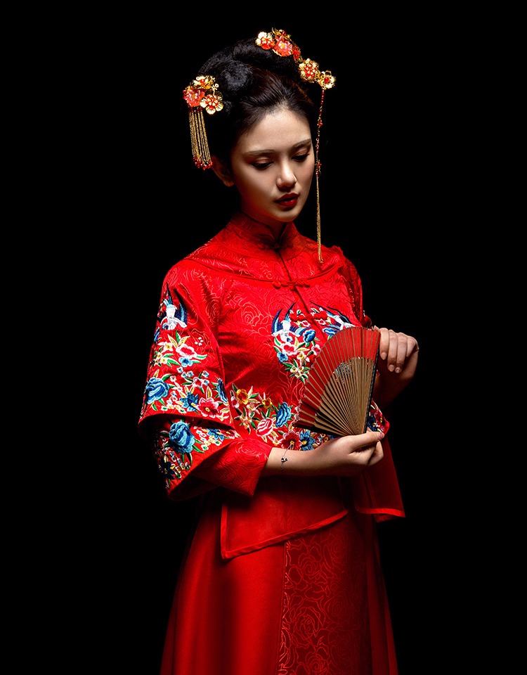 中國(guó)古典元素刺繡新娘禮服，敬酒服長(zhǎng)袖春裝