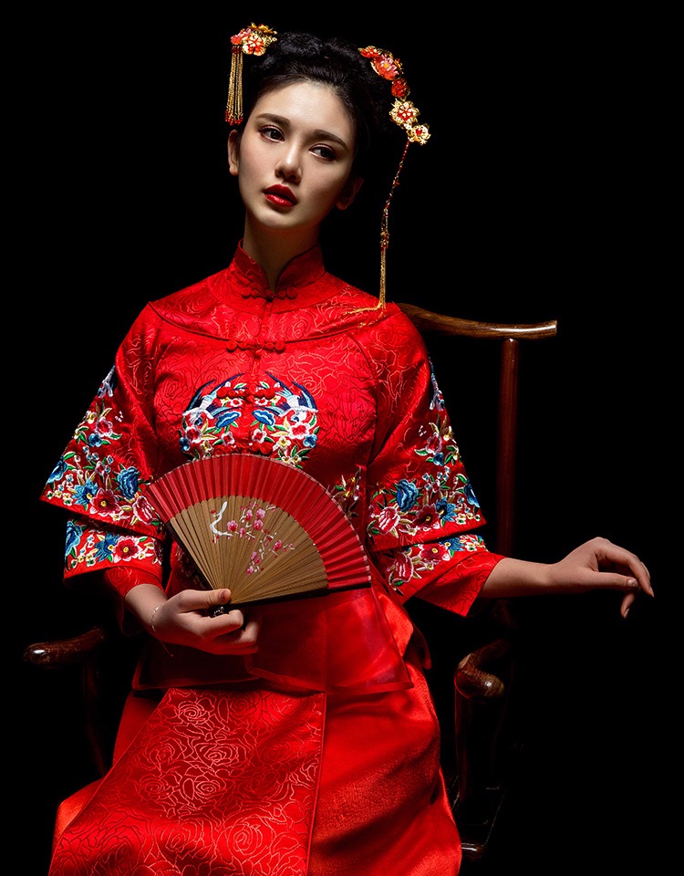 中國(guó)古典元素刺繡新娘禮服，敬酒服長(zhǎng)袖春裝