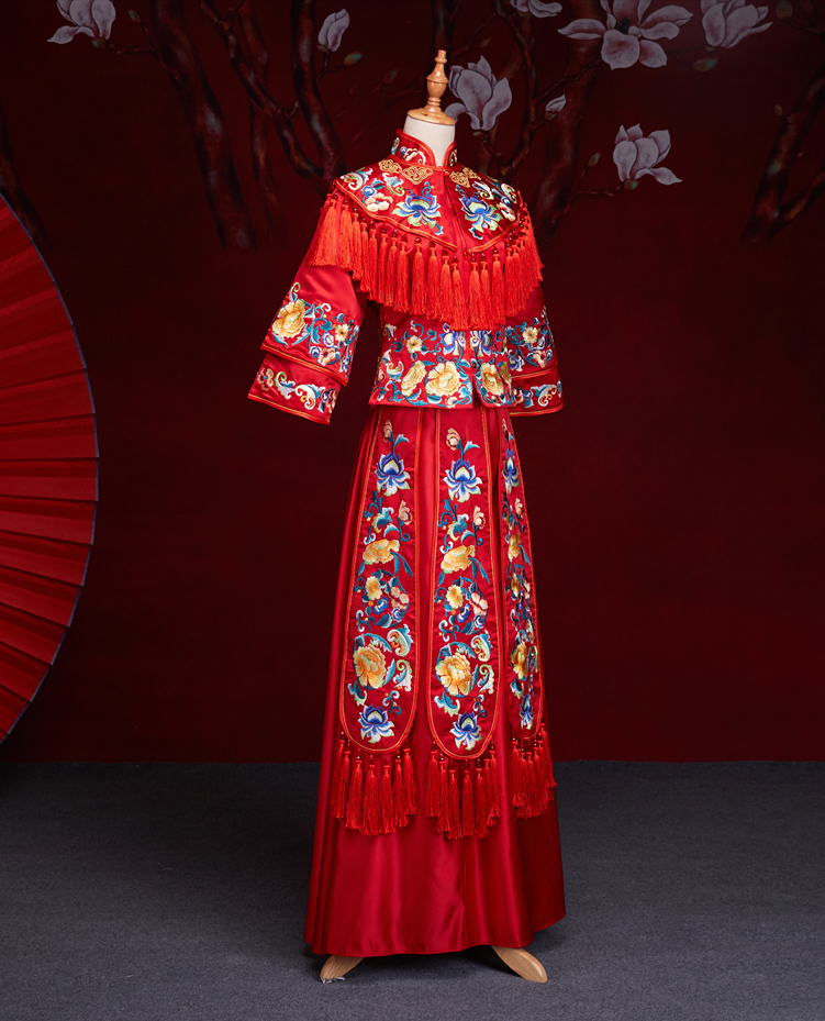 中式紅色長袖新娘嫁衣，流蘇繡花牡丹禮服