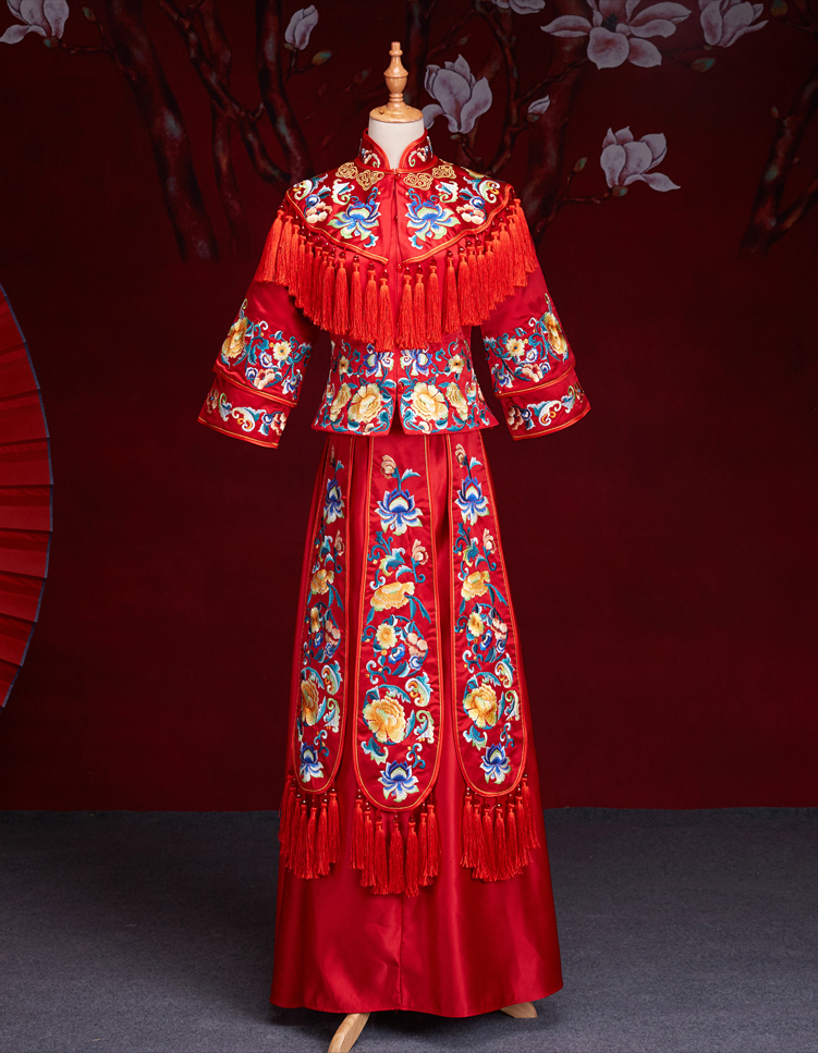 中式紅色長袖新娘嫁衣，流蘇繡花牡丹禮服