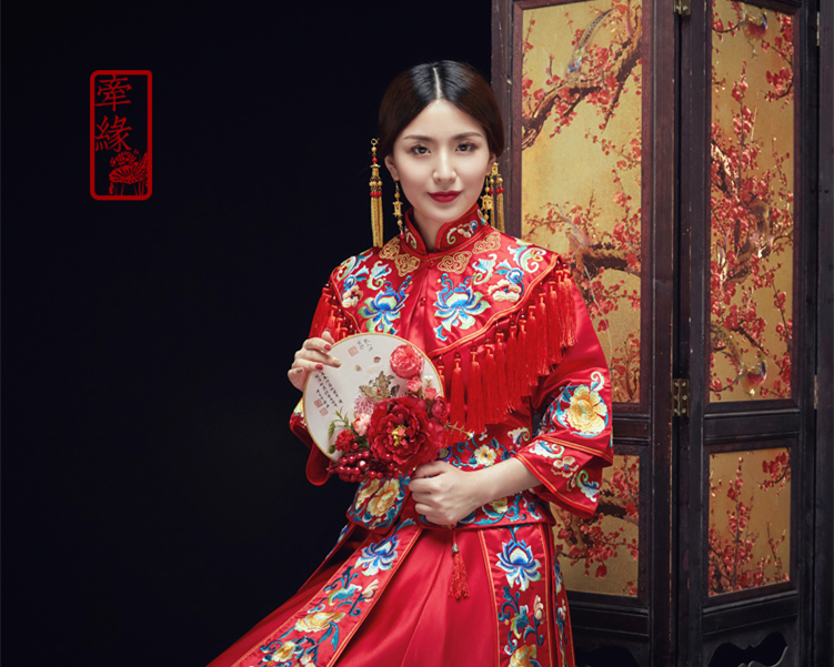 中式紅色長袖新娘嫁衣，流蘇繡花牡丹禮服