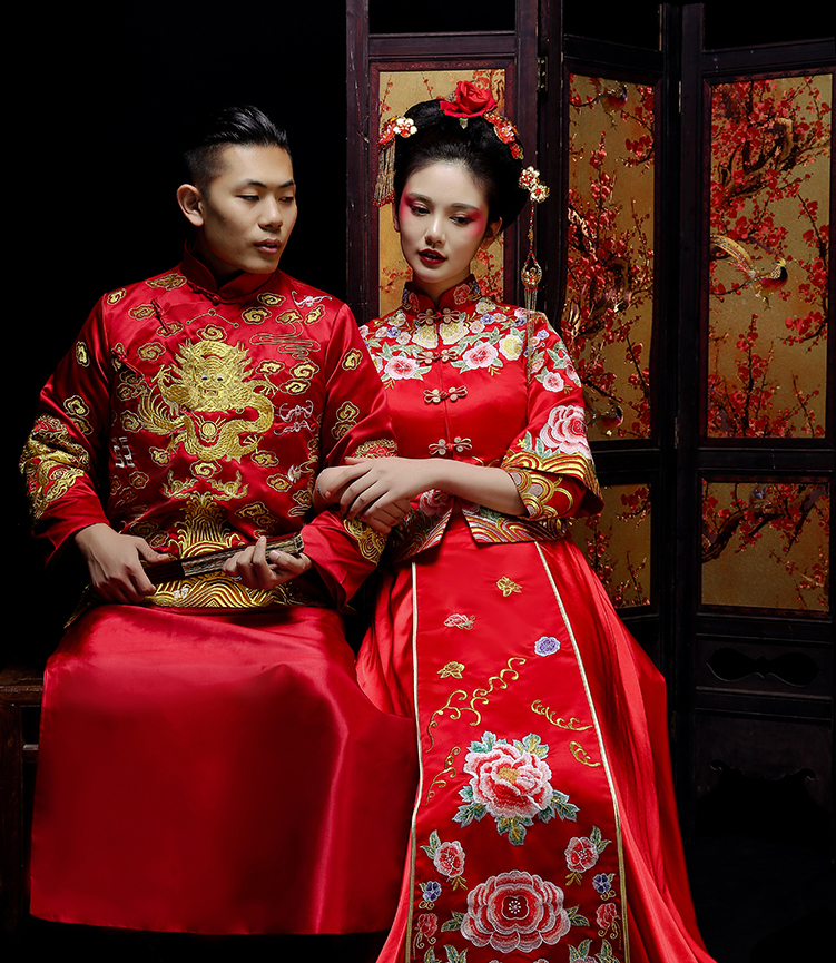 新郎新娘精致中式繡花禮服。