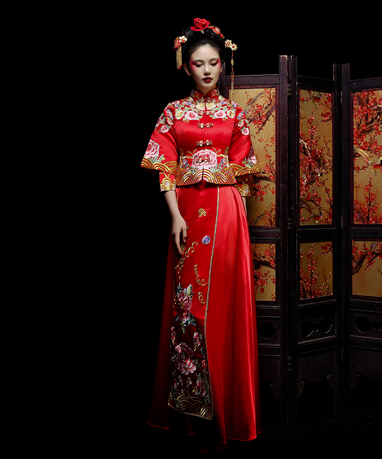 新郎新娘精致中式繡花禮服。