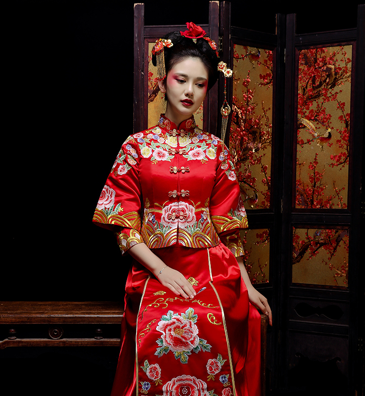 新郎新娘精致中式繡花禮服。