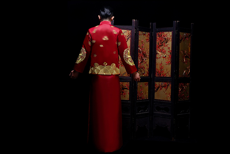 新郎新娘精致中式繡花禮服。