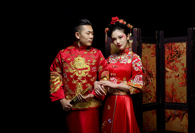 新郎新娘精致中式繡花禮服。
