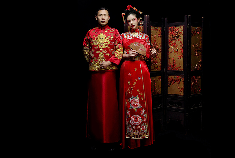 新郎新娘精致中式繡花禮服。
