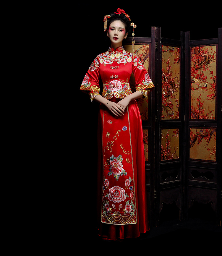 新郎新娘精致中式繡花禮服。