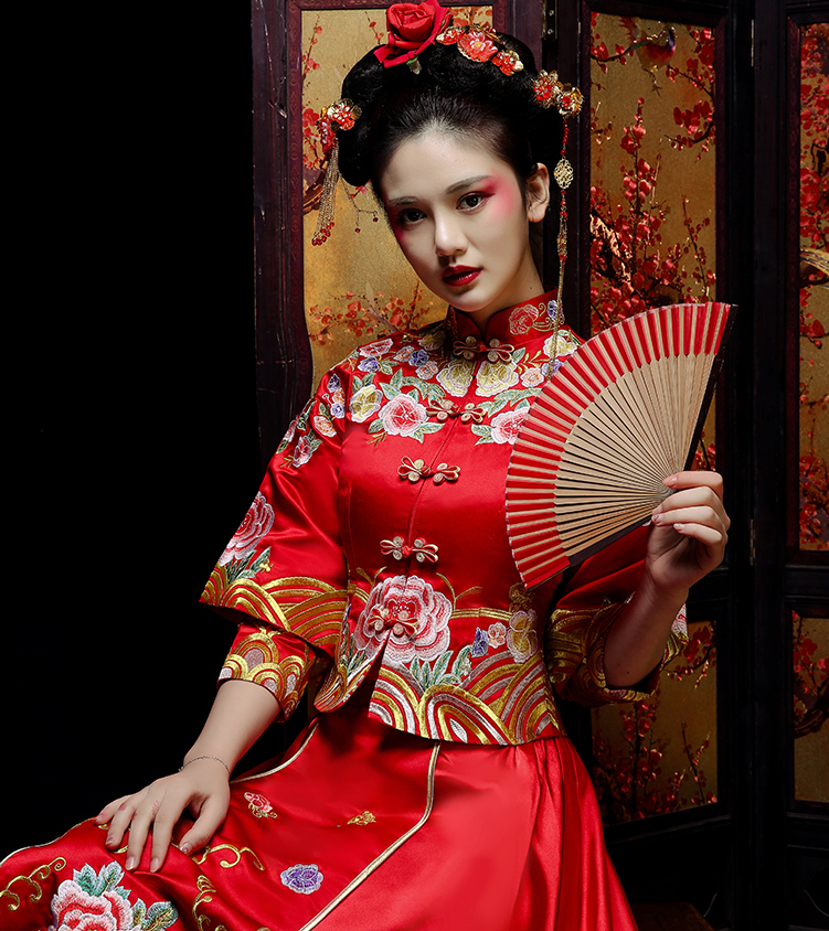 新郎新娘精致中式繡花禮服。