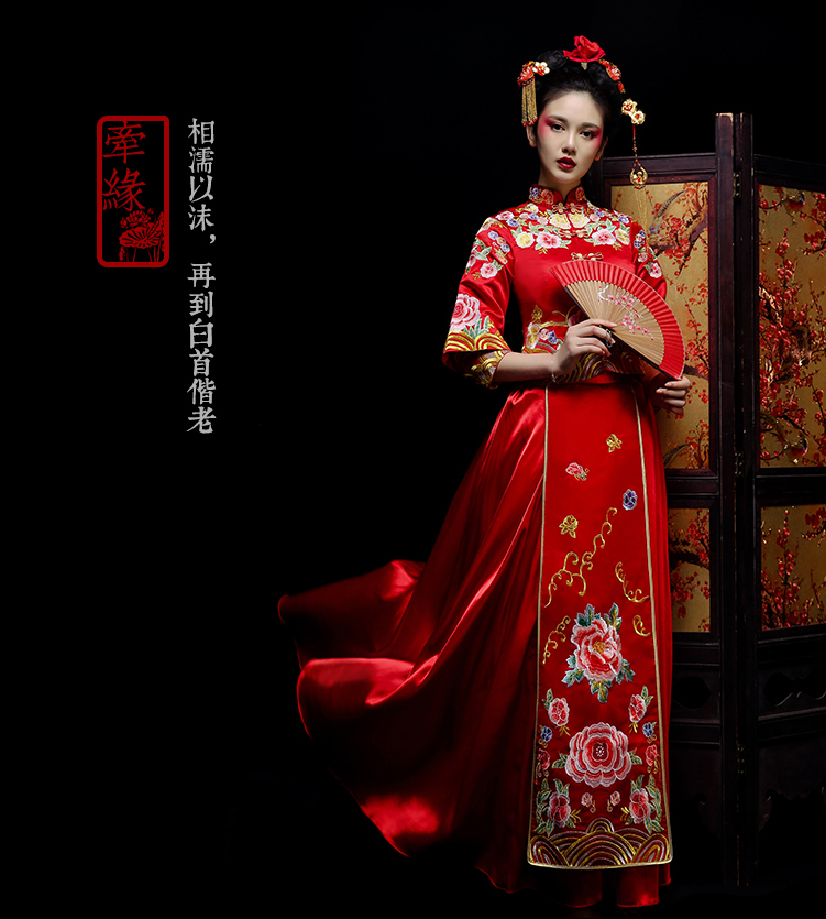 新郎新娘精致中式繡花禮服。