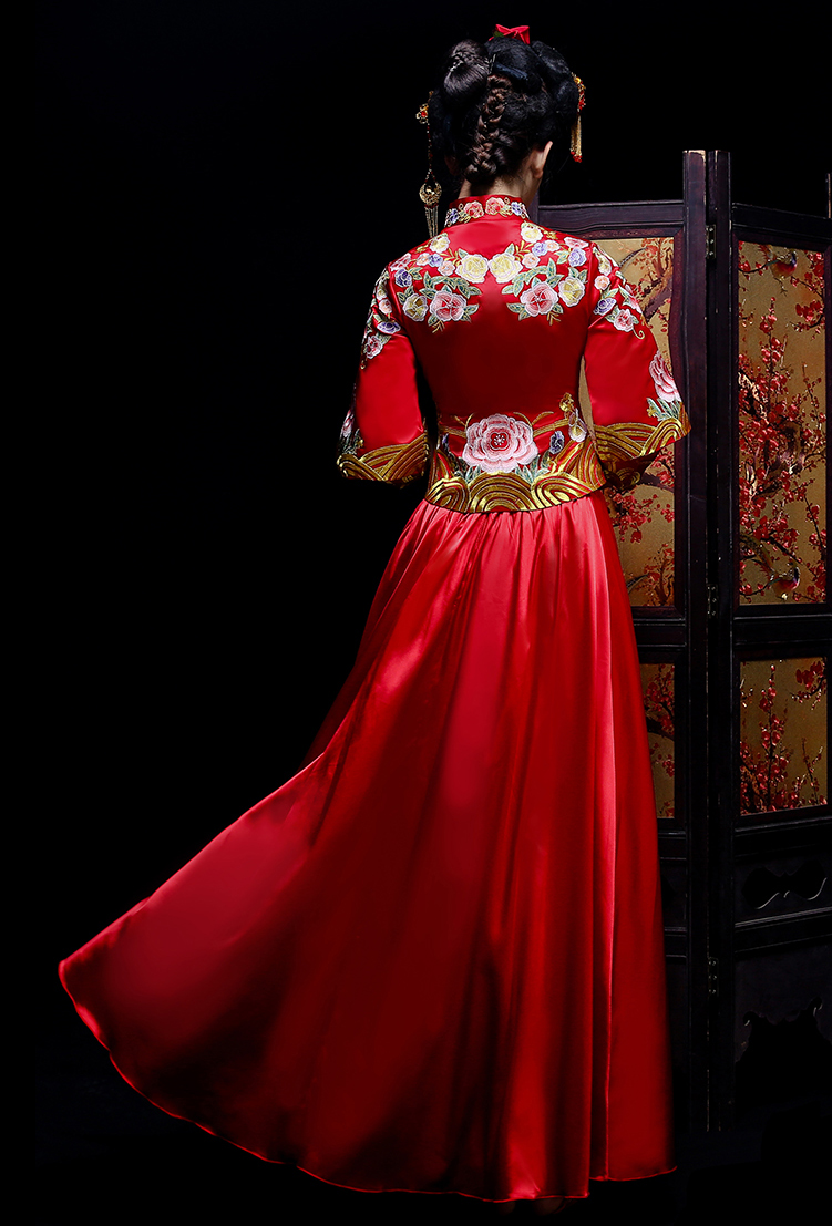 新郎新娘精致中式繡花禮服。