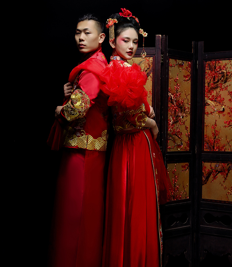 新郎新娘精致中式繡花禮服。