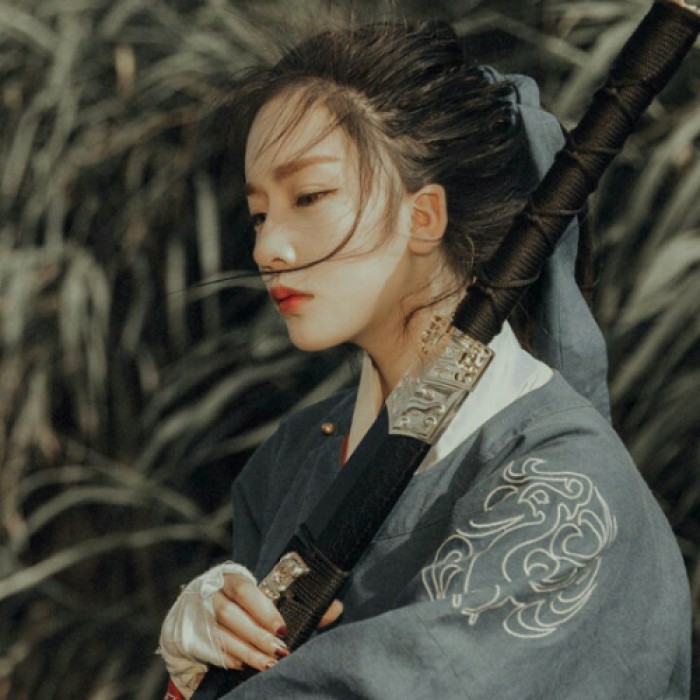 英氣瀟灑女子古風(fēng)頭像，古典真人頭像