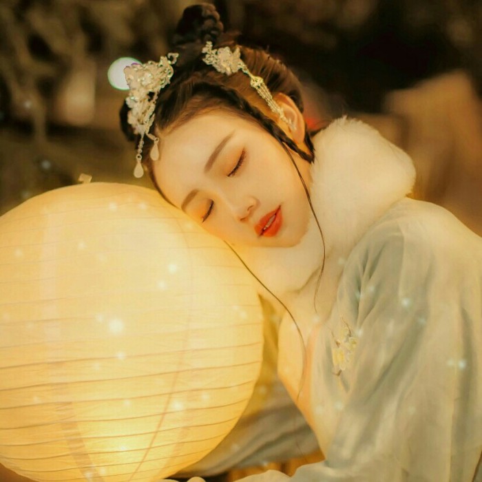 柔美女子攜燈古風(fēng)頭像，婉約福連文苑微信qq頭像