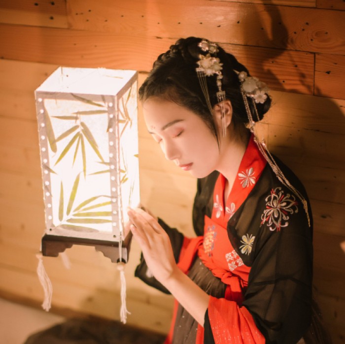 柔美女子攜燈古風(fēng)頭像，婉約福連文苑微信qq頭像