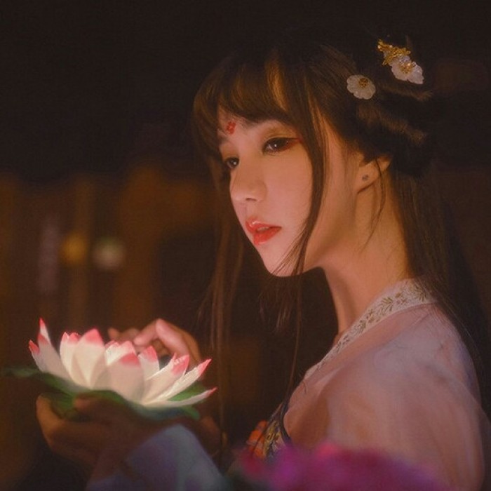 柔美女子攜燈古風(fēng)頭像，婉約福連文苑微信qq頭像