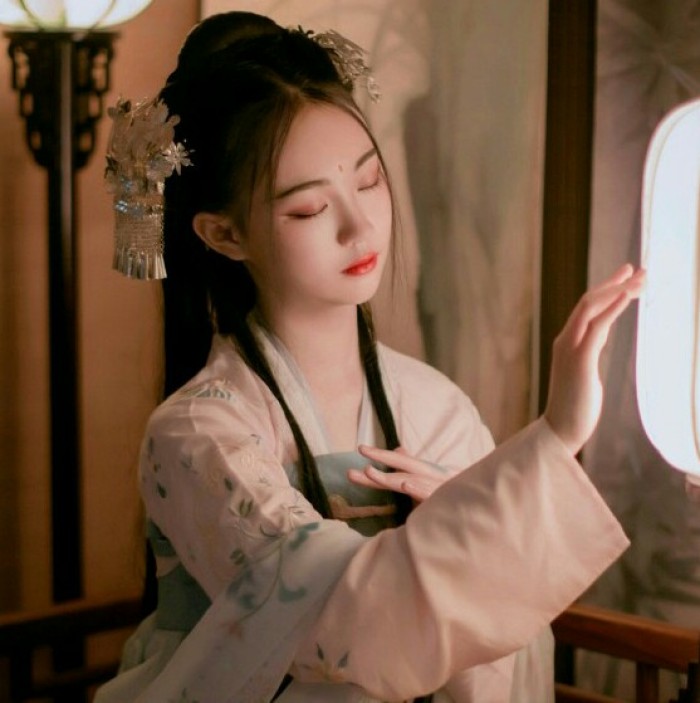 柔美女子攜燈古風(fēng)頭像，婉約福連文苑微信qq頭像
