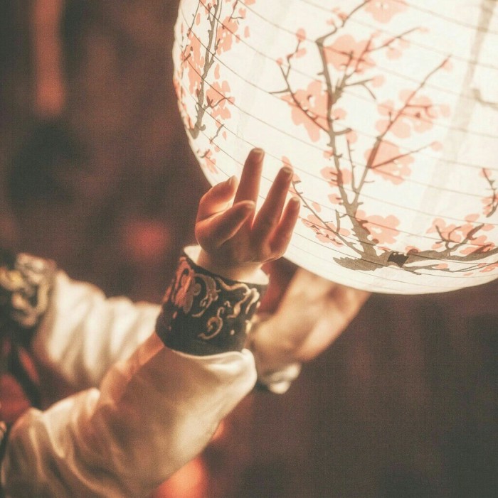 玉手撫枝古風(fēng)頭像，唯美女子纖手頭像