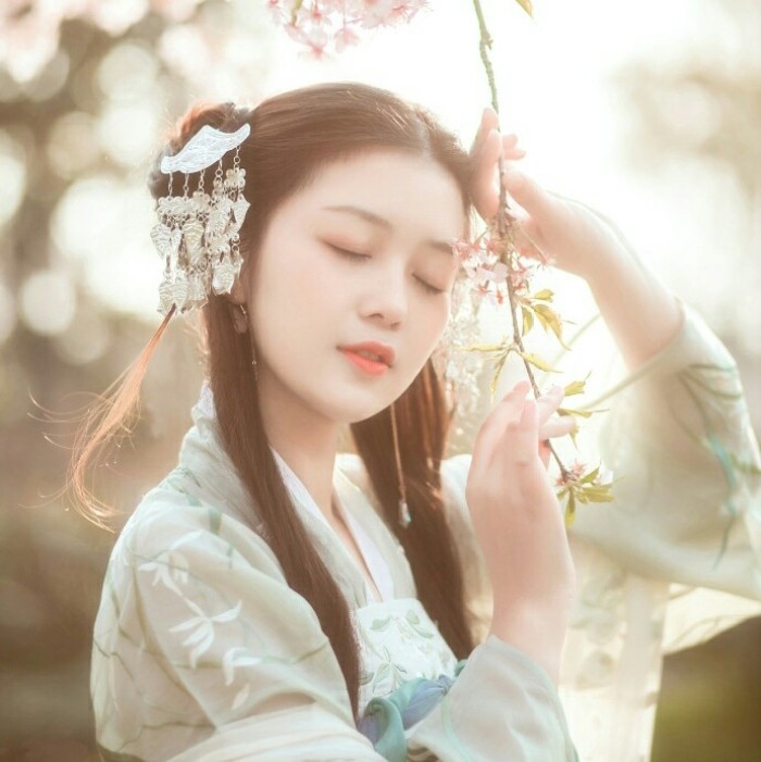 嬌俏女子古風(fēng)唯美頭像，淡掃峨眉真人女生頭像