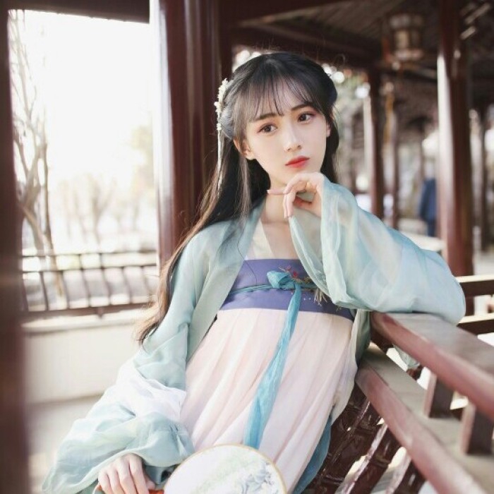 粉妝玉琢的女子古風(fēng)頭像，福連文苑女生頭像