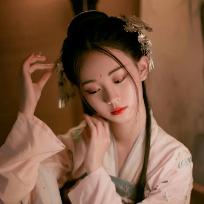 柳眉杏眼女生頭像，古風女子qq頭像