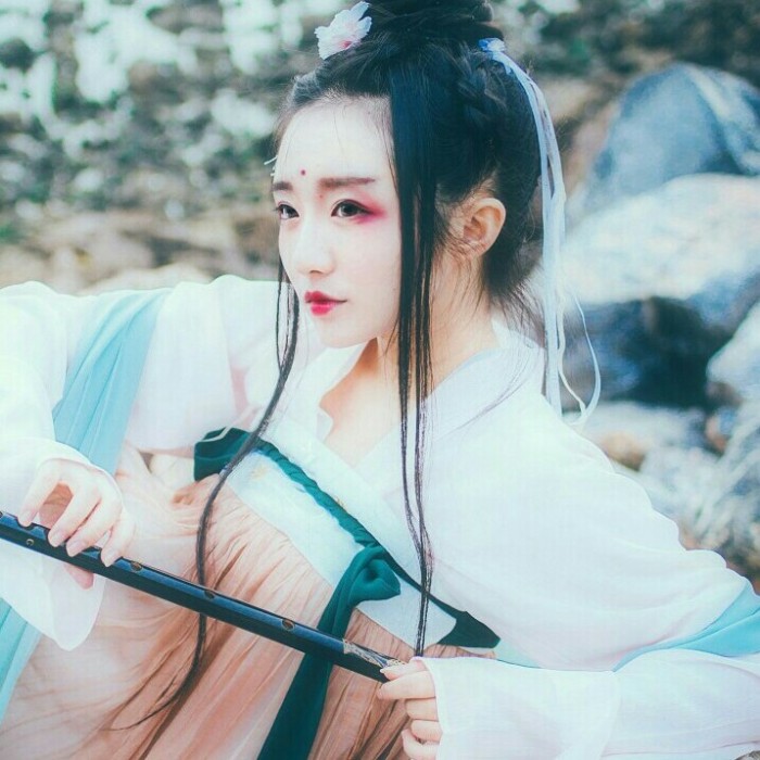 柳眉杏眼女生頭像，古風女子qq頭像