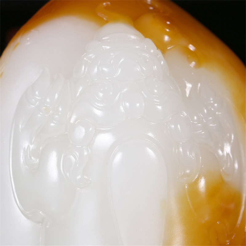 瑞獸納吉新疆和田玉手把件，精致白玉籽料雕刻