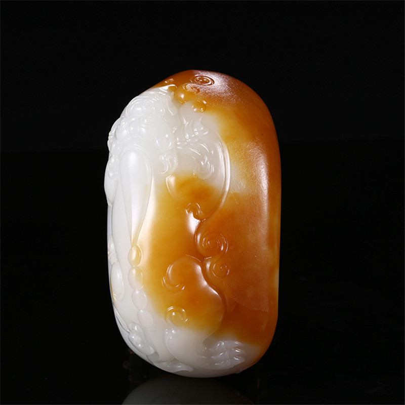 瑞獸納吉新疆和田玉手把件，精致白玉籽料雕刻