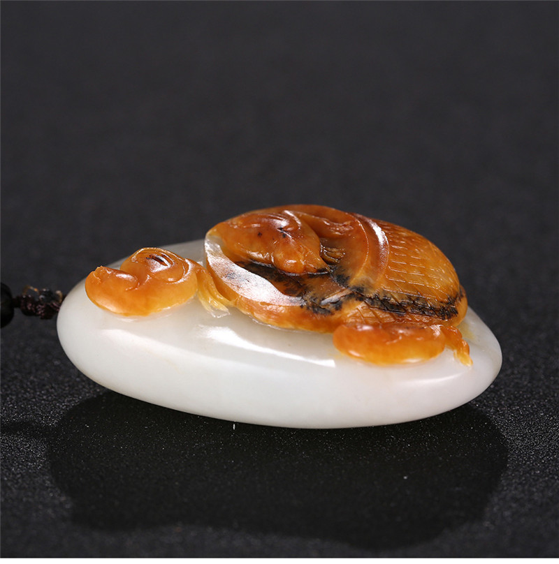 俏雕十二生肖雞掛件，和田玉黃皮籽料