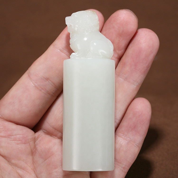 獅子和田玉手把件印章，天然玉石小巧擺件