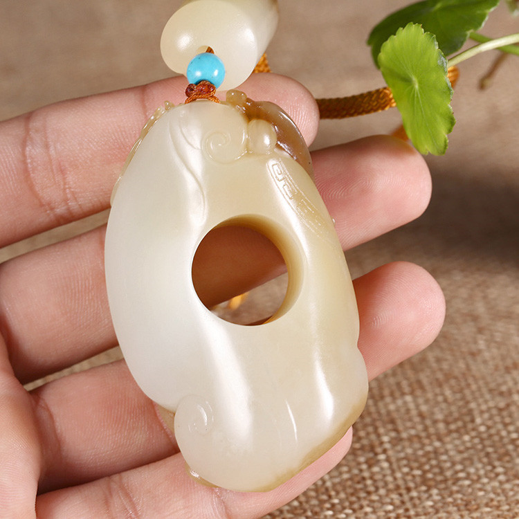 游龍?zhí)煜潞吞镉穹鹿艗旒?，白玉生肖龍?xiàng)鏈掛墜