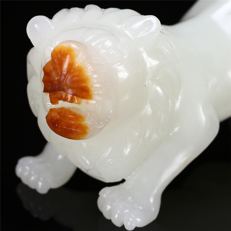 天然籽料真皮獅子手玩件，百獸之王白玉擺件