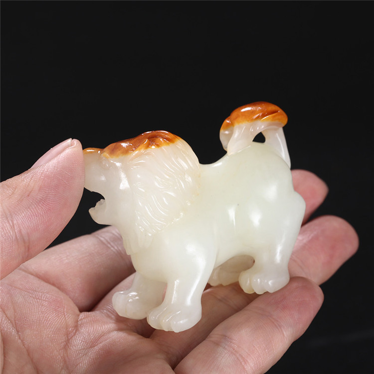 天然籽料真皮獅子手玩件，百獸之王白玉擺件