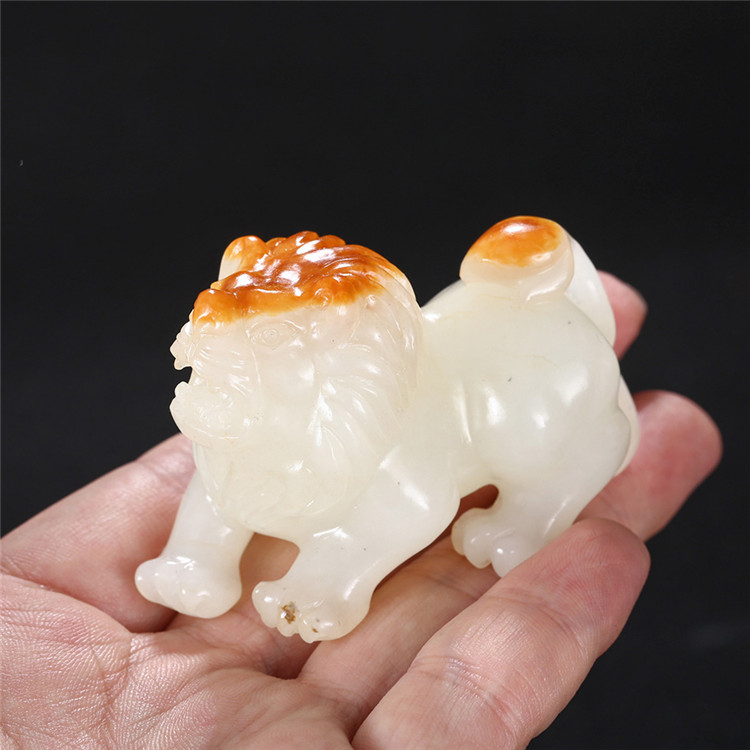 天然籽料真皮獅子手玩件，百獸之王白玉擺件